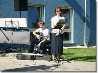 Uschi und Daniela warten